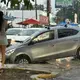 Se abre socavón en Indeco; vehículo cae y sufre daños