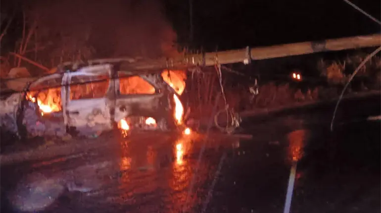 Se incendia vehículo tras chocar contra poste con cables de alta tensión en la Boca de Limón-Reforma