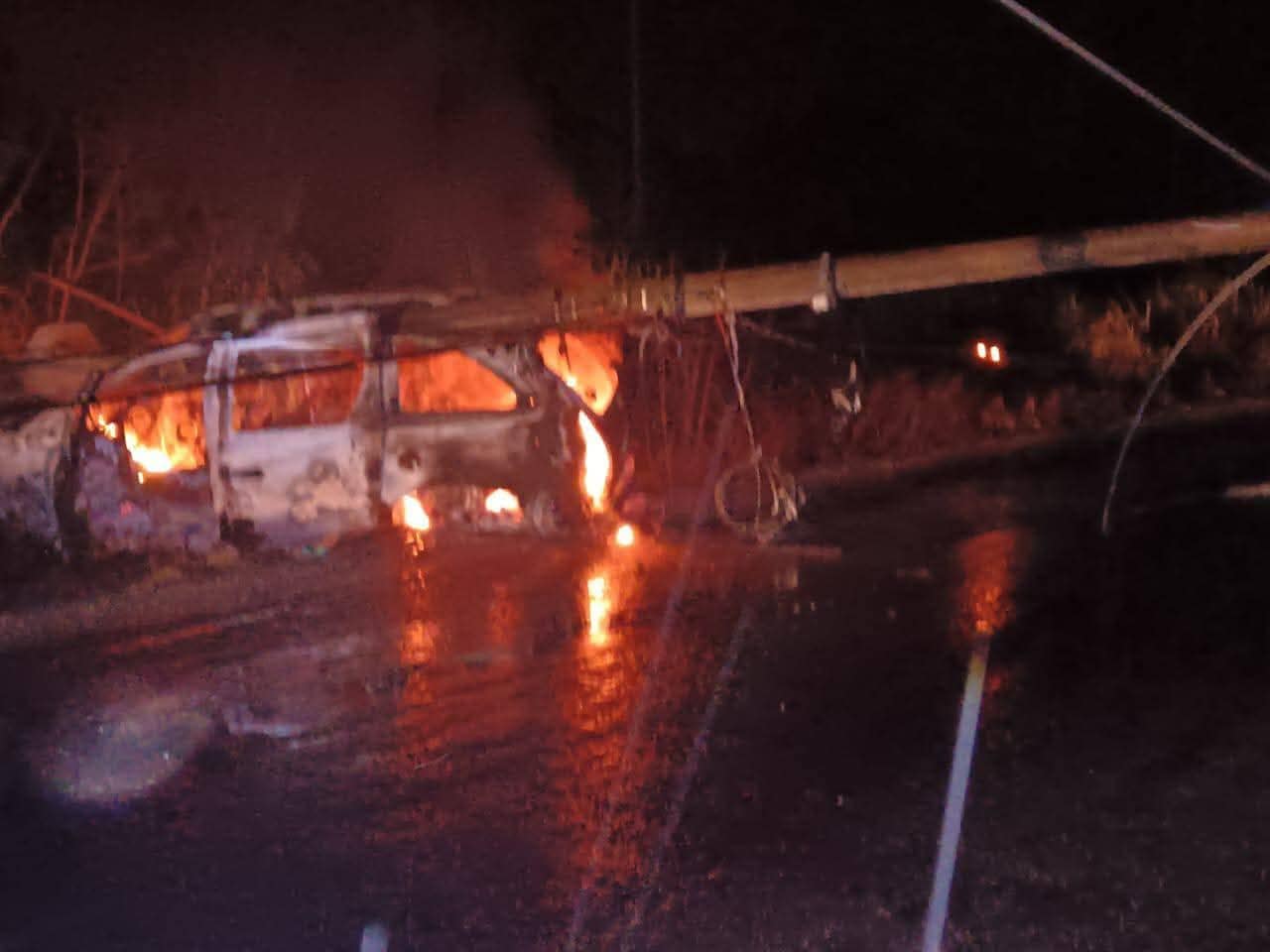 Se incendia vehículo tras chocar contra poste con cables de alta ...
