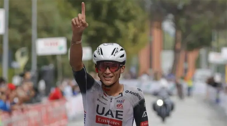 Isaac del Toro consigue su tercera victoria en una semana en Italia