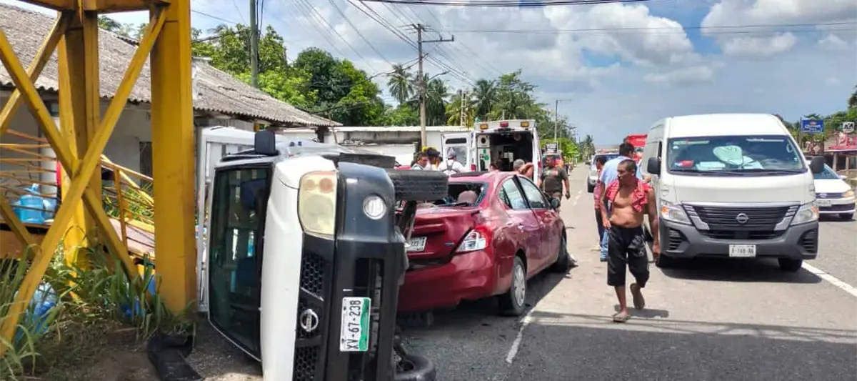 Choque deja un hombre prensado en la Comalcalco-Paraíso