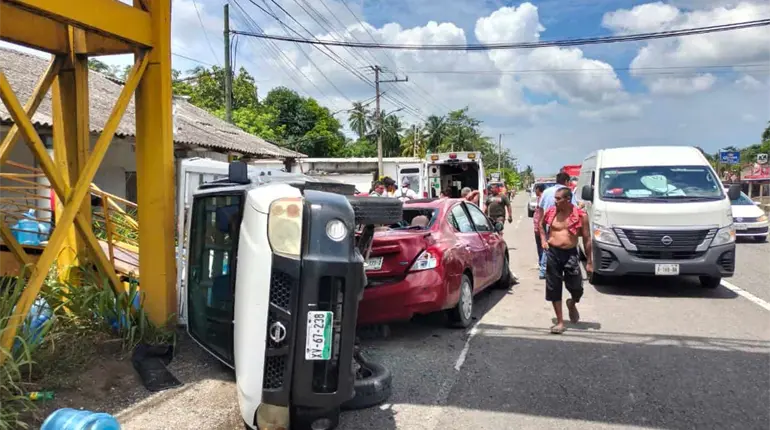 Choque deja un hombre prensado en la Comalcalco-Paraíso