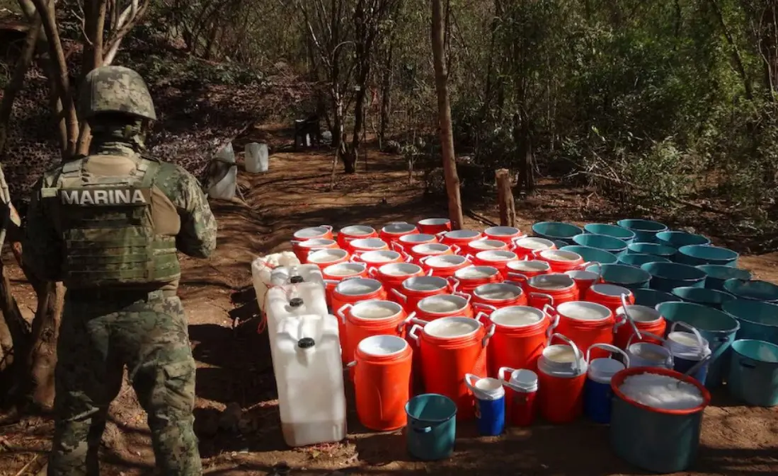 Decomisan artefactos explosivos, 490 litros y 40 kilos de químicos para drogas sintéticas en Sinaloa