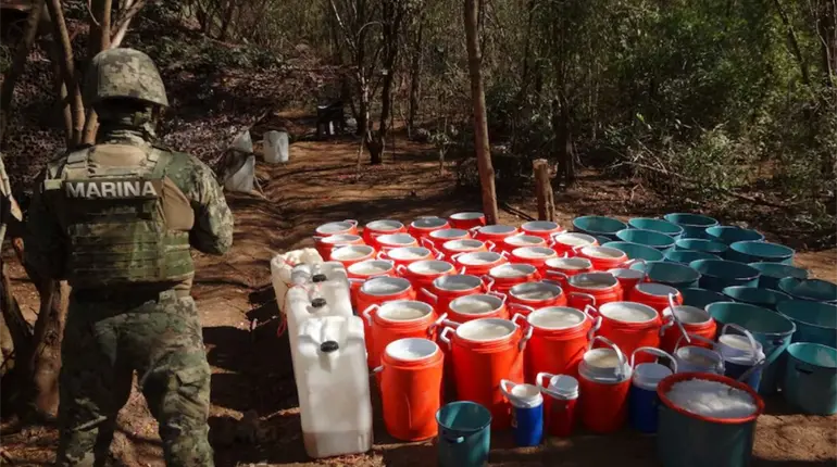 Decomisan artefactos explosivos, 490 litros y 40 kilos de químicos para drogas sintéticas en Sinaloa
