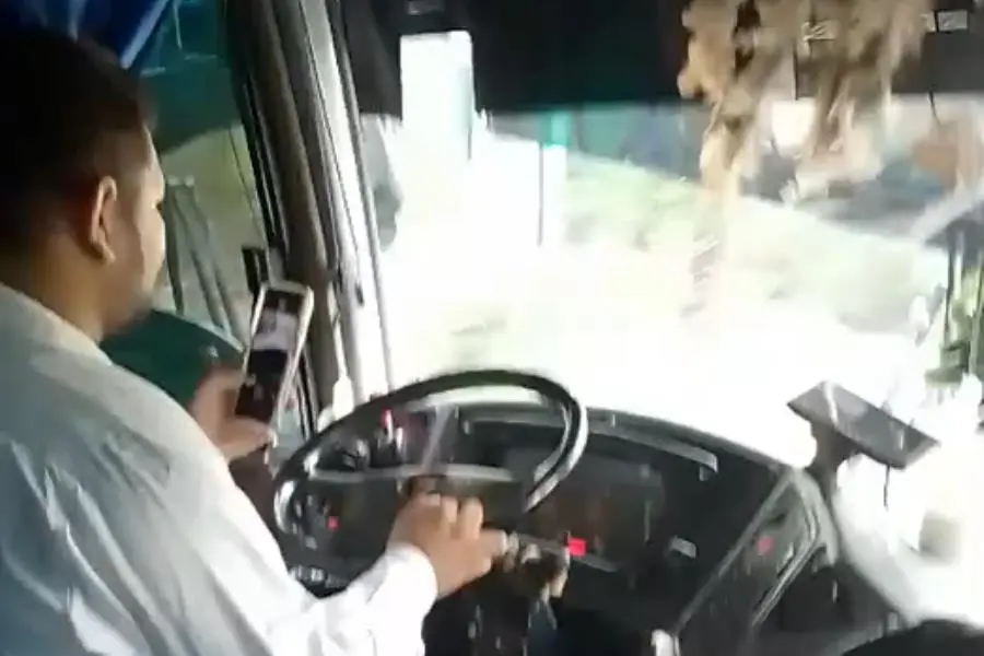 Lo exhiben revisando y enviando mensajes mientras conduce en la Villahermosa-Cárdenas