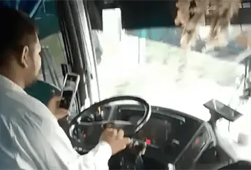 Lo exhiben revisando y enviando mensajes mientras conduce en la Villahermosa-Cárdenas