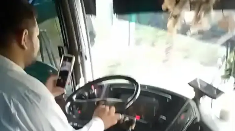 Lo exhiben revisando y enviando mensajes mientras conduce en la Villahermosa-Cárdenas