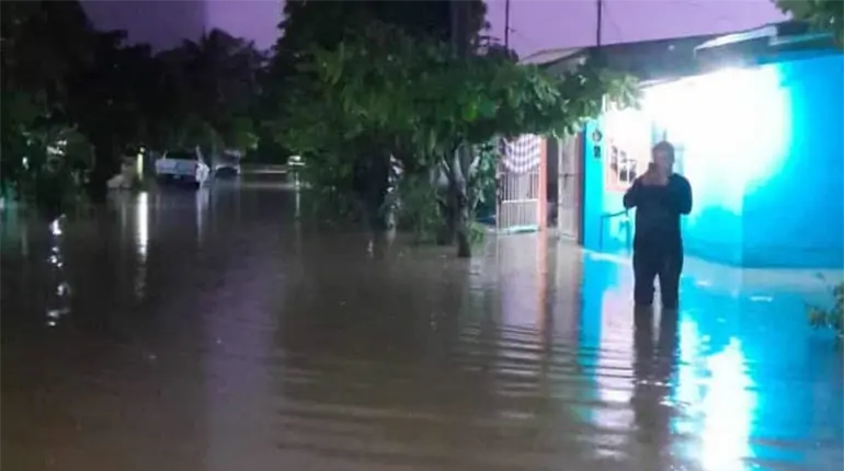 Lluvias generan anegaciones en Centro; en algunas zonas hasta de 30 centímetros de profundidad