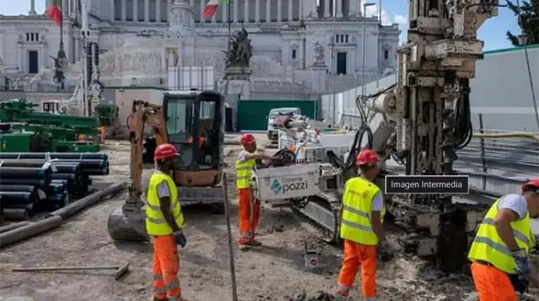 Obreros descubren monedas con imagen del papa Pablo II durante construcción de metro en Roma