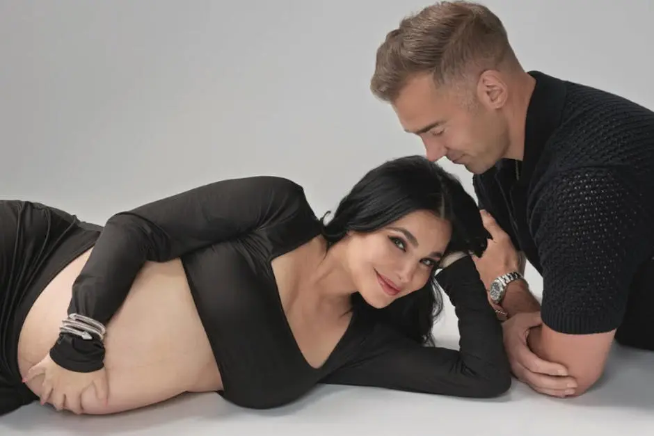 Martha Higareda y Lewis Howes comparten revelación del género de sus bebés
