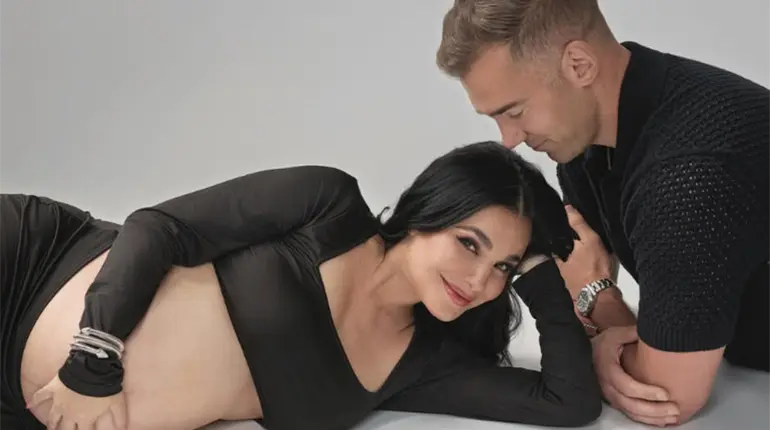 Martha Higareda y Lewis Howes comparten revelación del género de sus bebés