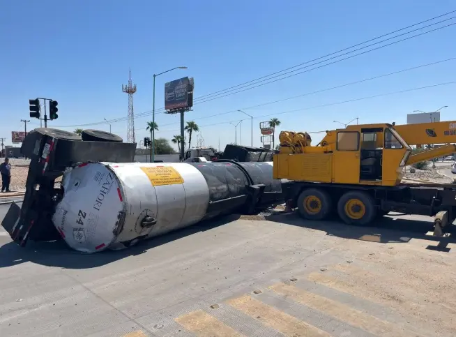 Alarma a ciudadanos y autoridades volcadura de pipa con brea líquida en Mexicali, BC