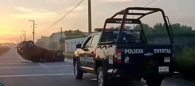 Vuelca camioneta sobre la Cárdenas-Villahermosa, cerca de La Isla