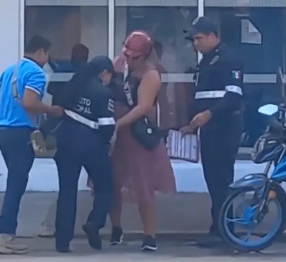 Intento de infracción termina en jaloneos entre civiles y tránsitos en Comalcalco