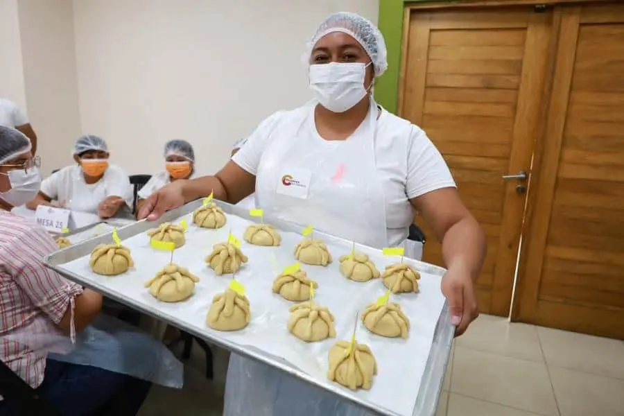 Se capacitan 300 mujeres para elaborar pan de muerto en Centro