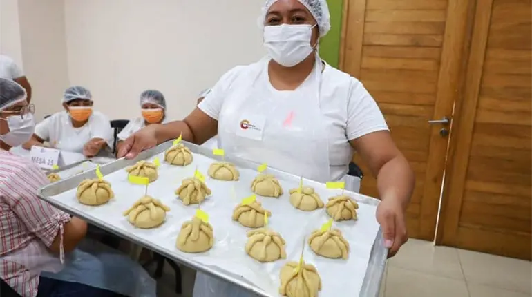 Se capacitan 300 mujeres para elaborar pan de muerto en Centro