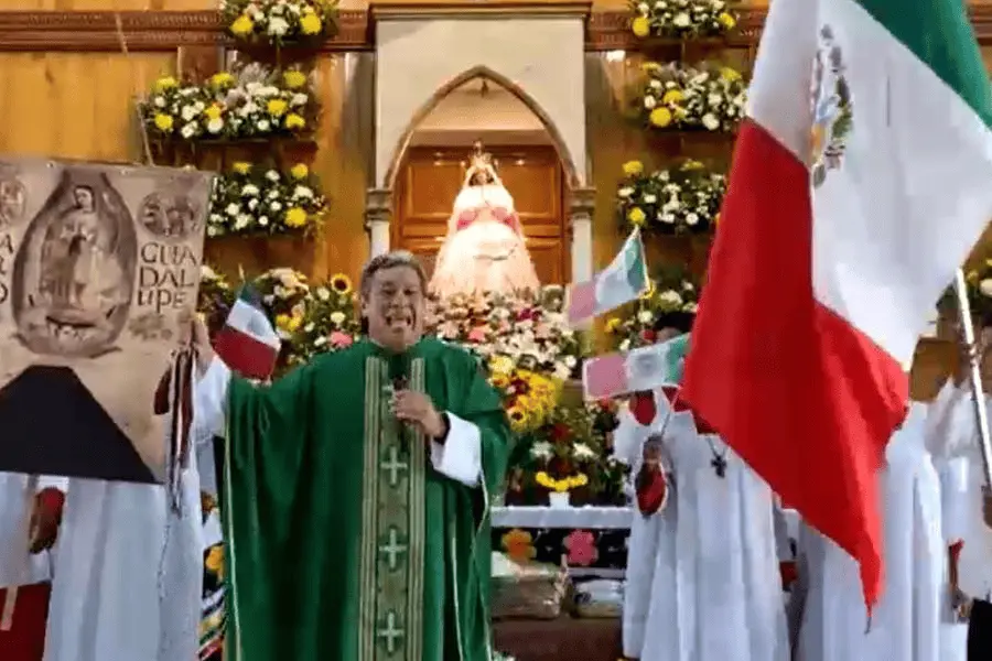 "Nos vamos a alegrar cuando en México haya bienestar"; Padre tiktokero da el Grito de Independencia