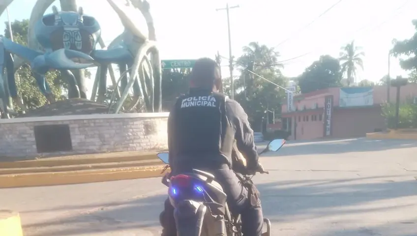 Exhiben a policía de Paraíso conduciendo motocicleta sin placas ni casco
