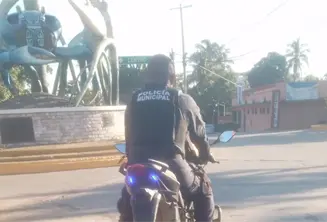 Exhiben a policía de Paraíso conduciendo motocicleta sin placas ni casco