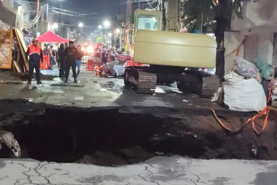 Evacuan a tres familias por aumento de tamaño del socavón de Iztapalapa