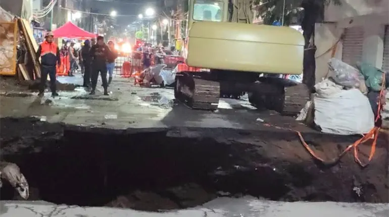 Evacuan a tres familias por aumento de tamaño del socavón de Iztapalapa