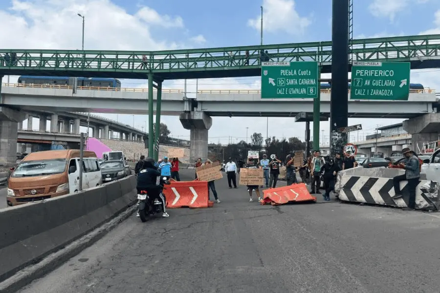 Bloquean calzada bajo el puente de La Concordia, exigen justicia para las víctimas