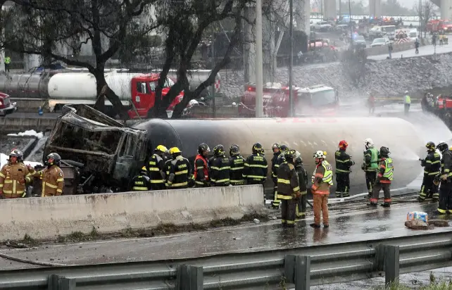 Suspenden verbena en Iztapalapa y anuncian ceremonia cívica tras explosión de pipa