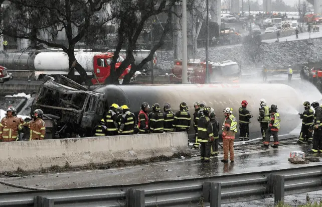 Suspenden verbena en Iztapalapa y anuncian ceremonia cívica tras explosión de pipa