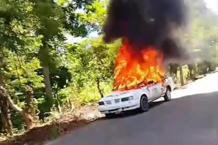 Se incendia taxi en Cárdenas presuntamente por un corto circuito