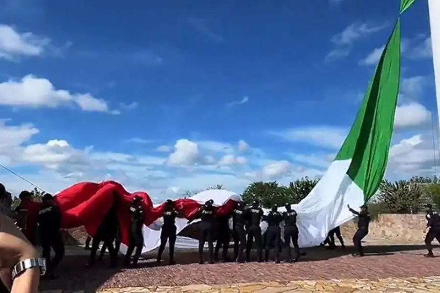 Se rompe bandera monumental en Guanajuato durante acto cívico