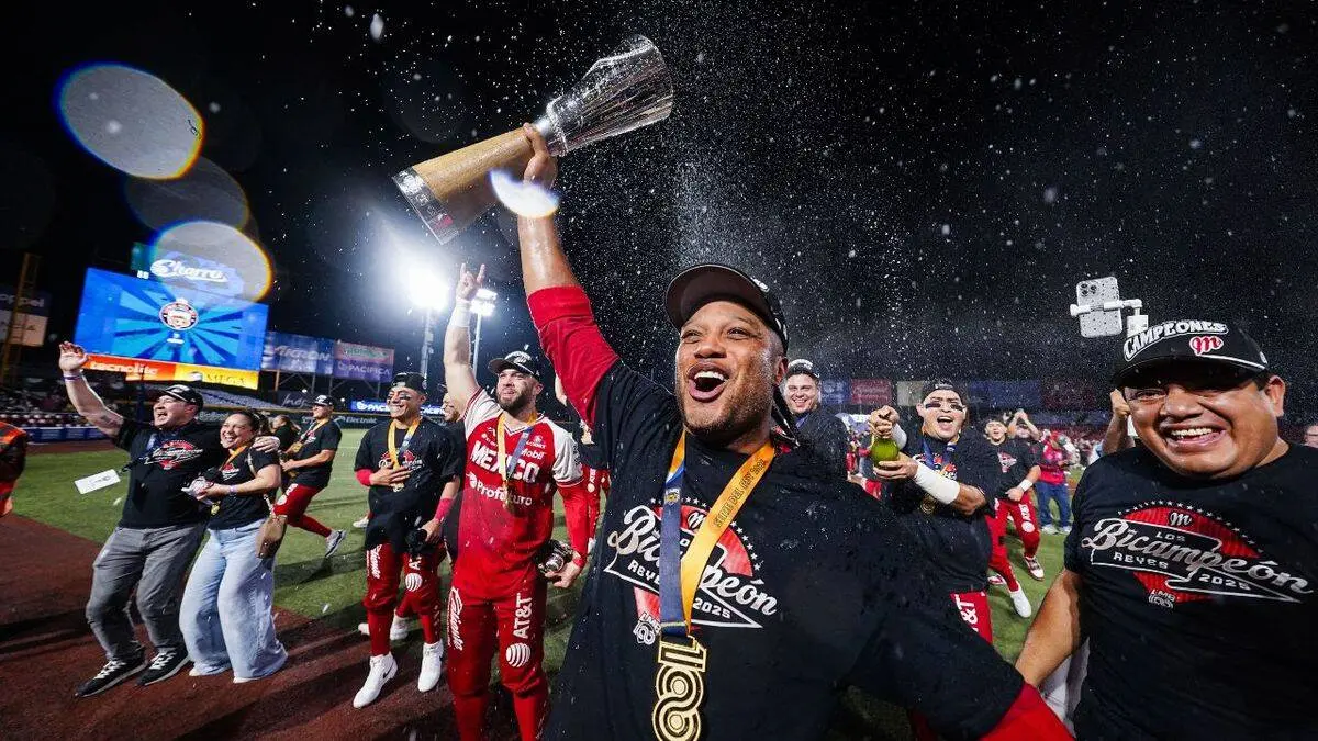 Lanzan pelota conmemorativa por el bicampeonato de Diablos Rojos