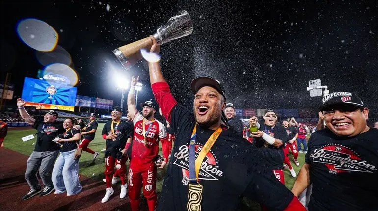Lanzan pelota conmemorativa por el bicampeonato de Diablos Rojos