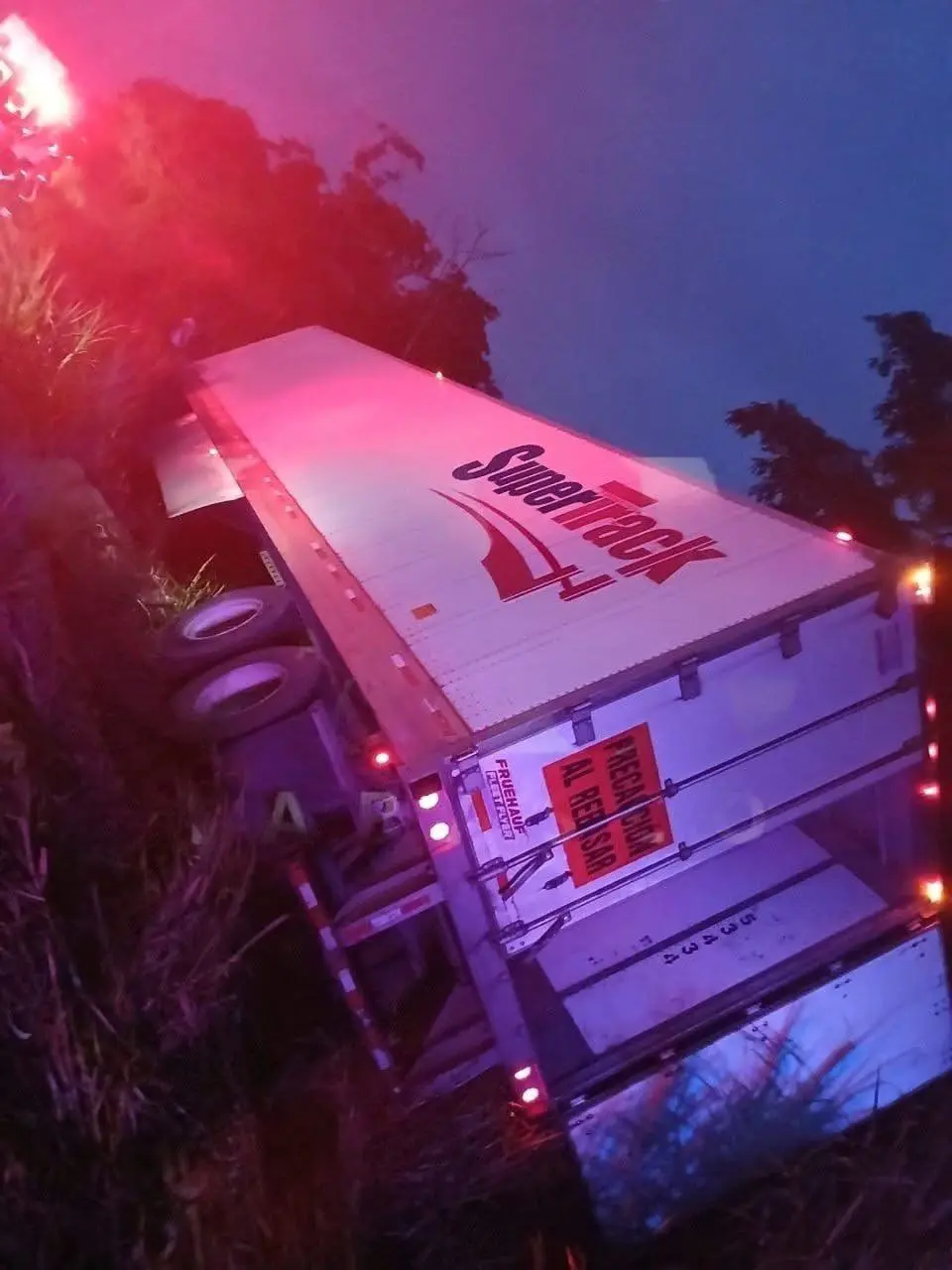 Tráiler se sale en la Villahermosa – Macuspana, el chofer quedó atrapado, pero fue rescatado