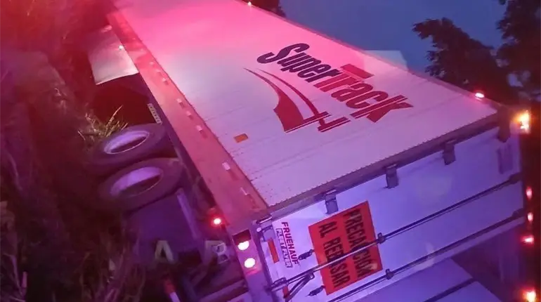 Tráiler se sale en la Villahermosa – Macuspana, el chofer quedó atrapado, pero fue rescatado