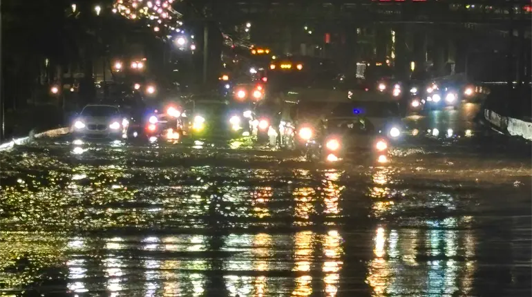 Intensas lluvias afectan CDMX con viviendas y vialidades anegadas