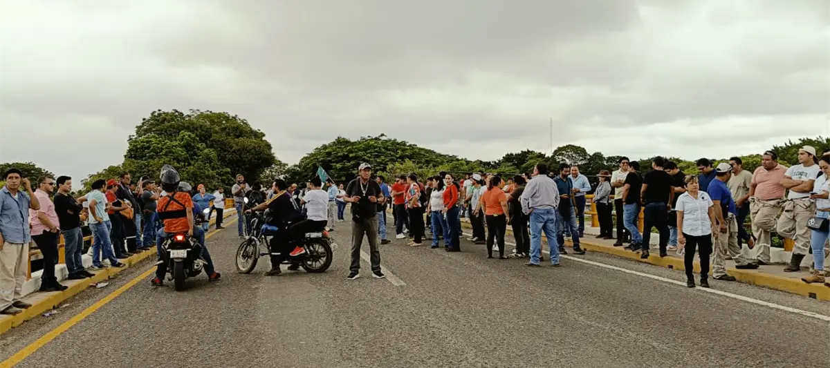 Protestan trabajadores de empresas subcontratadas de Pemex y bloquean puente Los Monos