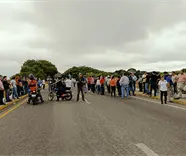 Protestan trabajadores de empresas subcontratadas de Pemex y bloquean puente Los Monos