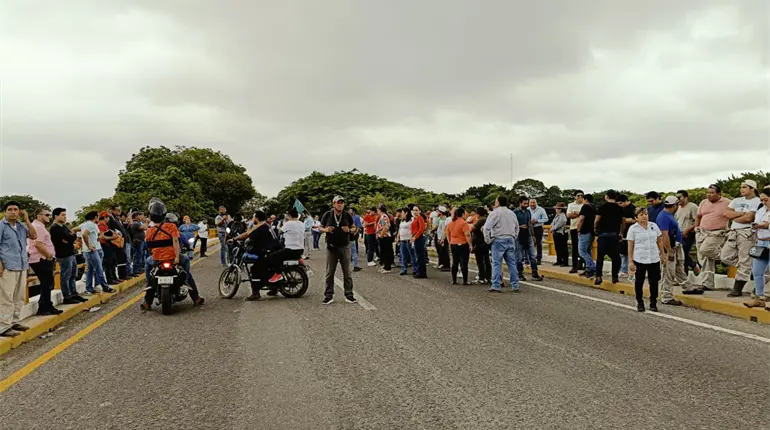 Protestan trabajadores de empresas subcontratadas de Pemex y bloquean puente Los Monos
