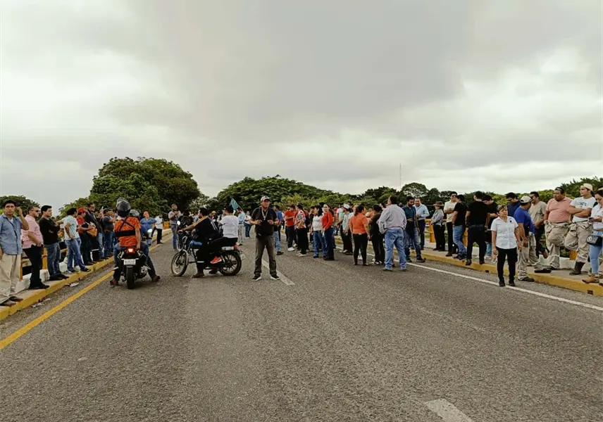 Protestan trabajadores de empresas subcontratadas de Pemex y bloquean puente Los Monos