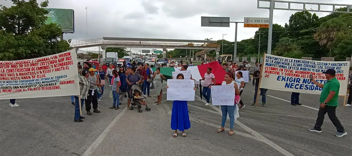 Con bloqueo, marcha y cierre de Palacio Municipal exigen reparación de carretera habitantes de comunidades de Centro