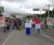 Con bloqueo, marcha y cierre de Palacio Municipal exigen reparación de carretera habitantes de comunidades de Centro