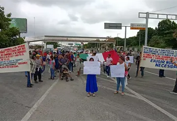 Con bloqueo, marcha y cierre de Palacio Municipal exigen reparación de carretera habitantes de Centro
