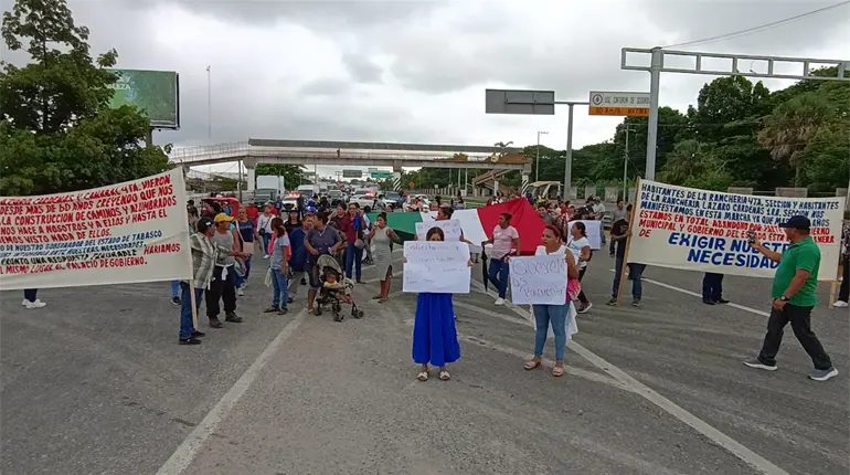 Con bloqueo, marcha y cierre de Palacio Municipal exigen reparación de carretera habitantes de comunidades de Centro