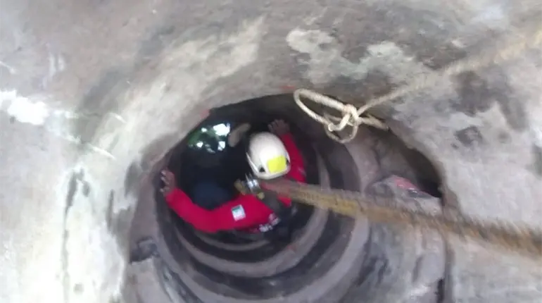 Hombre muere ahogado en pozo artesanal en Cunduacán; el cuerpo fue rescatado por PC