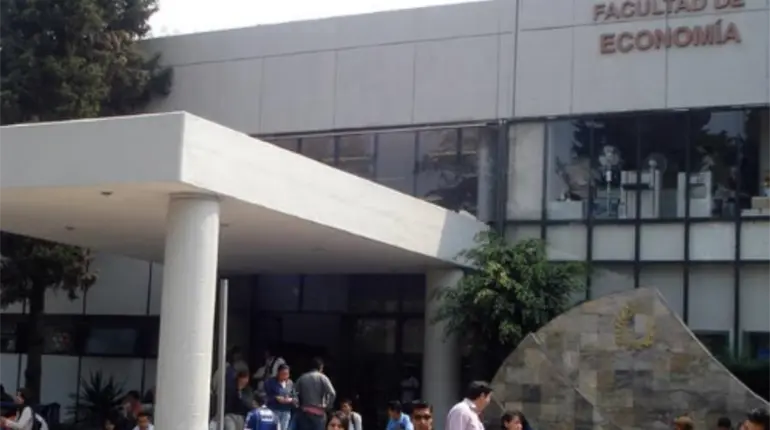 Desalojan Ciudad Universitaria por presunta amenaza de bomba en la Facultad de Economía de la UNAM