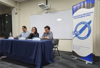 Asociación de Periodistas cierra sus oficinas en El Salvador tras nueva Ley de Agentes Extranjeros
