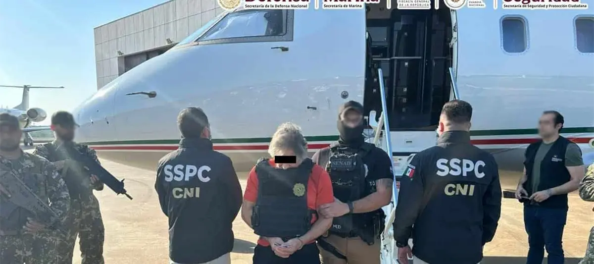 Cambia de ruta avión que traslada a Requena; llegará a Tapachula tras hacer escala en Colombia