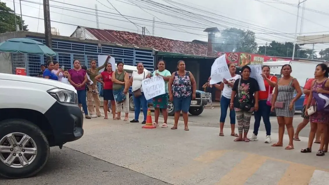 Padres de familia de primaria en Teapa acusan de acoso a conserje y bloquearon carretera a Villahermosa por una solución