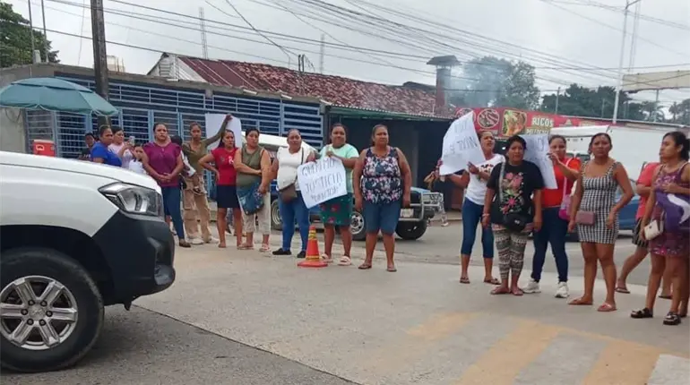 Padres de familia de primaria en Teapa acusan de acoso a conserje y bloquearon carretera a Villahermosa por una solución