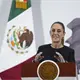 Recuerda Sheinbaum a víctimas de los sismos de 1985 y 2017 con izamiento de Bandera en el Zócalo